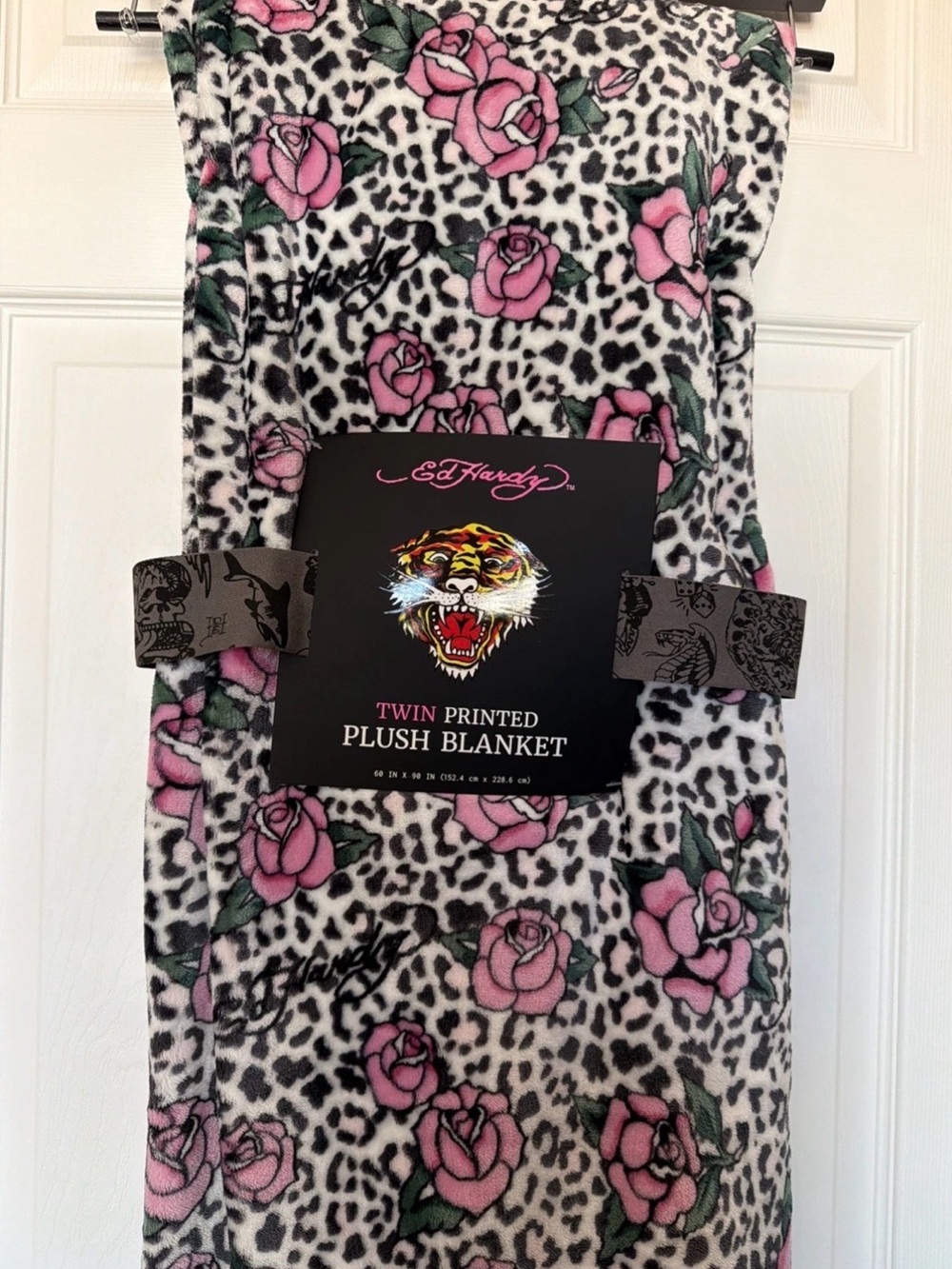 💕 The Ed Hardy Twin Printed Plush Blanket iAnimal Print and roses